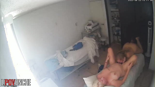 Old lesbian came for a massage to enjoy cunnilingus