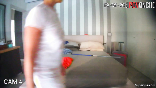 Busty milf playing with her fingers / hot solo video