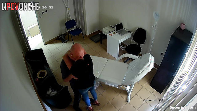 Couple kissing in the public place / hidden camera