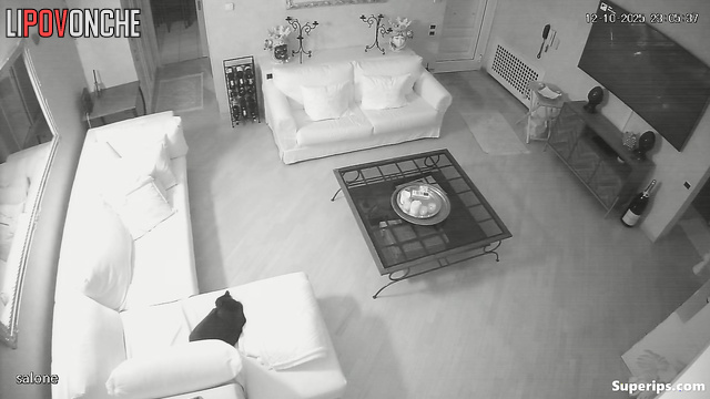 Her young lover came to her as soon as her husband left the door