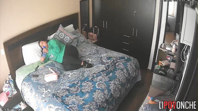 Only small vibrator and her big pussy / bedroom video