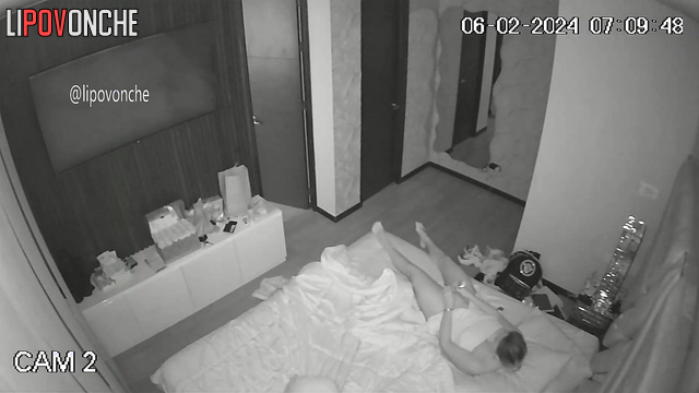 A girl who has just stepped out of the shower brings herself to orgasm with a vibrator