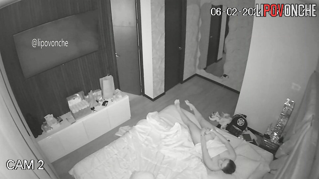 A girl who has just stepped out of the shower brings herself to orgasm with a vibrator