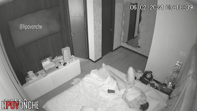 A girl who has just stepped out of the shower brings herself to orgasm with a vibrator