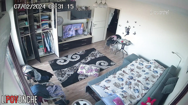Curvy bitch making blowjob on her knees (bedroom video)