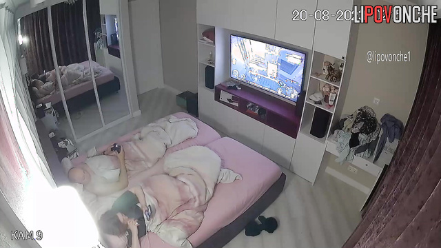 He started pestering her in bed - homemade video