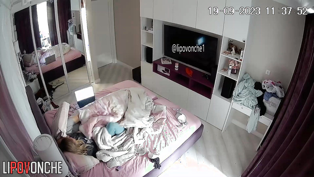 Couple decided to have a quick fuck under the blanket