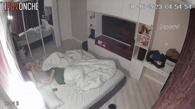 In the mirror you can see how couple are fucking