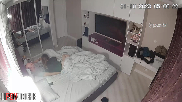 In the mirror you can see how couple are fucking