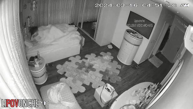 Guy watching in the mirror how hot his girl making a blowjob