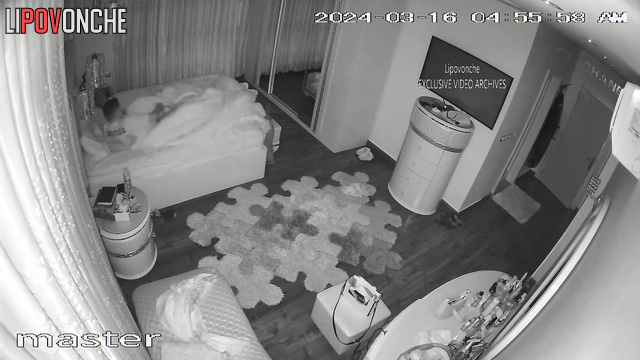 Guy watching in the mirror how hot his girl making a blowjob