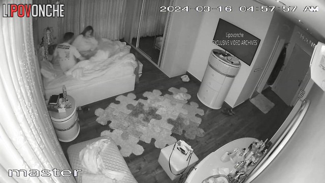 Guy watching in the mirror how hot his girl making a blowjob