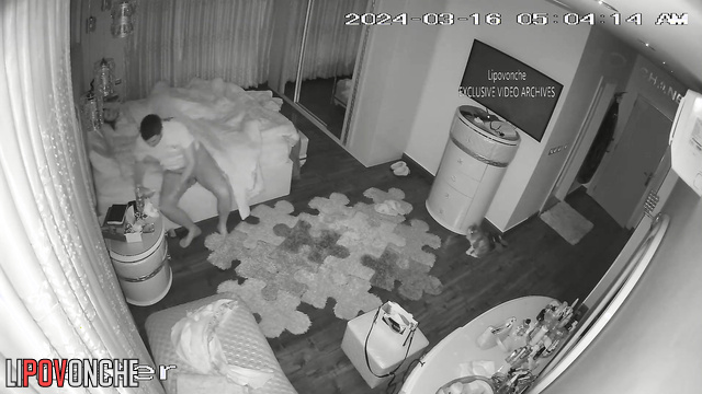 Guy watching in the mirror how hot his girl making a blowjob