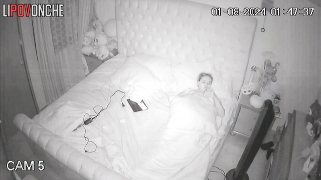 Babe is lying in the bed and wants to satisfy herself well