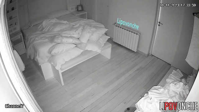 Blonde is no hurry to get ready for work (hidden video)