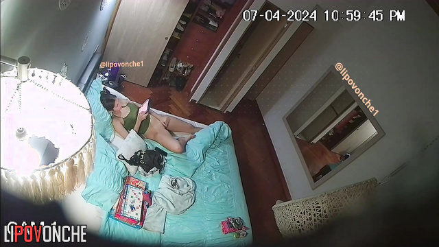 Naked and happy brunette cumed so cool / hidden cam