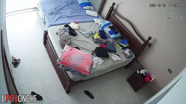 He turned off the TV and quickly fucked her (watch now)