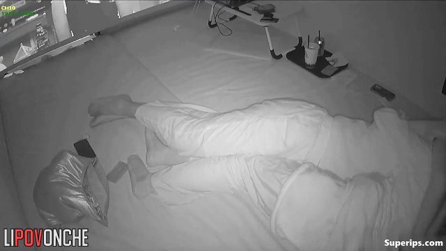 Asian couple had sex and then watched TV / hidden video