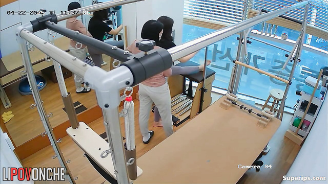 Girls are making their body shape look better (hidden camera in Asian gym)