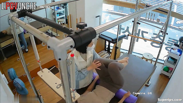 Girls are making their body shape look better (hidden camera in Asian gym)