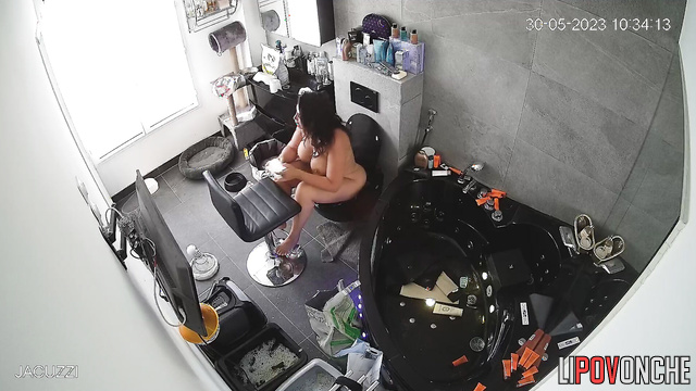 A curvy brunette with a big butt prefers to go to the bathroom naked