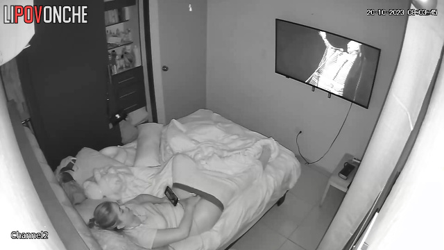 A bored charmer satisfies her lust by watching porn on her phone