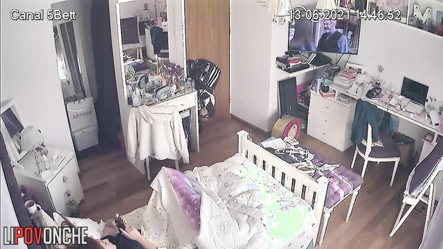 A young college student brings herself to orgasm while watching porn on her phone