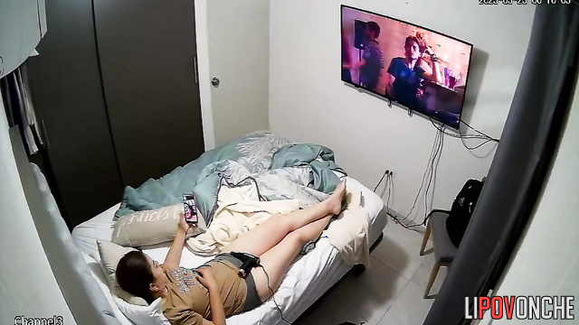 A bored mommy reaches an intense orgasm with a vibro massager