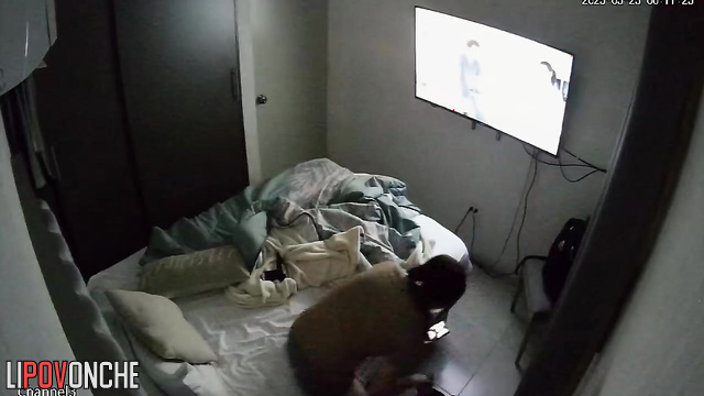 A bored mommy reaches an intense orgasm with a vibro massager