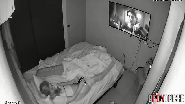 A bored mommy reaches an intense orgasm with a vibro massager