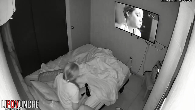 A bored mommy reaches an intense orgasm with a vibro massager