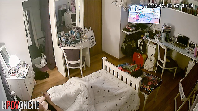 While watching porn, a pretty redheaded girl came very quickly