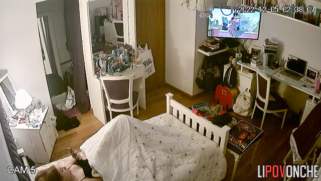 While watching porn, a pretty redheaded girl came very quickly