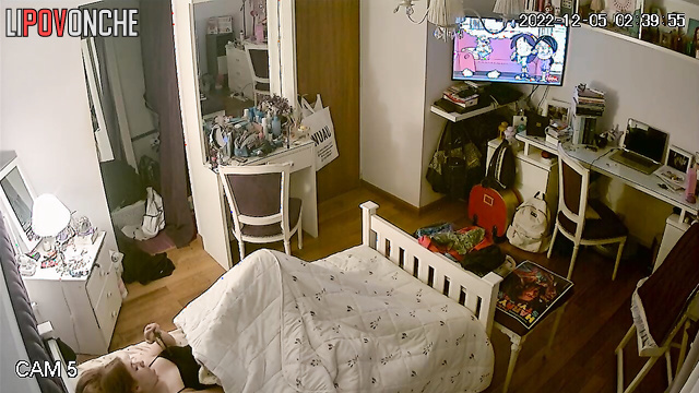 While watching porn, a pretty redheaded girl came very quickly