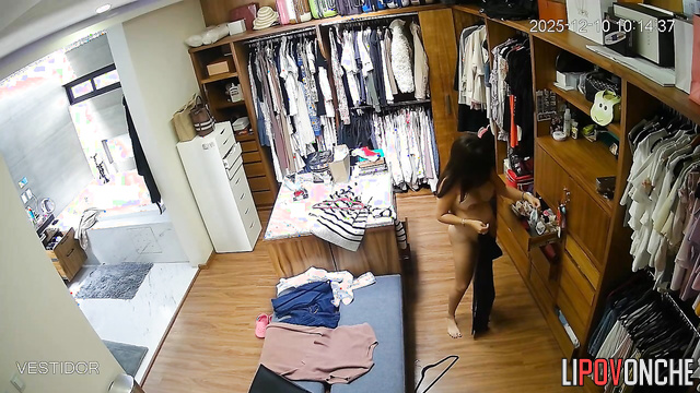 Juicy latina babe picks outfit that will emphasize her body shapes