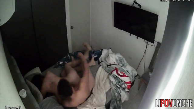 He prefers to lick her pussy good before a really hard fuck (bedroom cam)