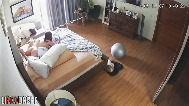 This brunette has a perfect ass for twerk (she imagines how she jumps on u)