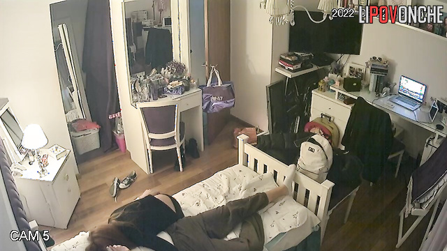 A red-haired beauty seduces her boyfriend and asks him to kiss her ass