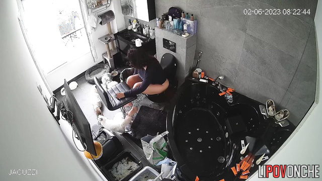 The curvy brunette prefers to sit on the toilet with the window open