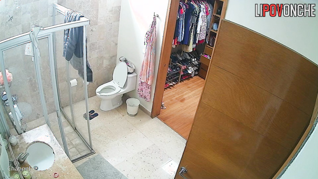 Mommy lifts legs higher so she can sit more comfortably on the toilet with big ass