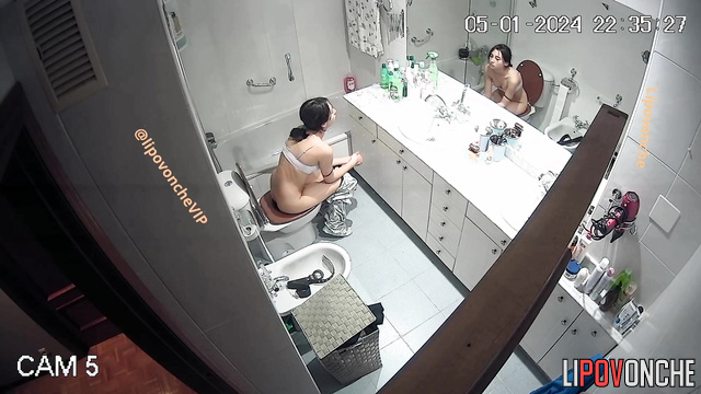Brunette made pregnancy test / video from her bathroom
