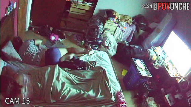 A couple of sloppy people watch TV, eat and fuck on the bed