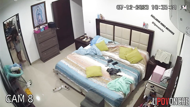 Hot chick loves to show her body to other girls (she gets horny from it)