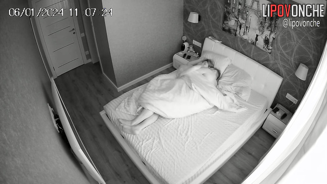 The beauty who had just woken up talked her half-asleep husband into a quick fuck