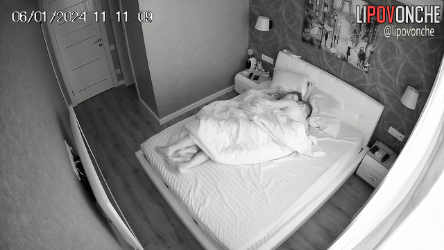 The beauty who had just woken up talked her half-asleep husband into a quick fuck