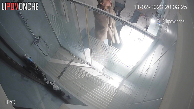 After peeing, the seductive mommy with a sexy body went to take a shower