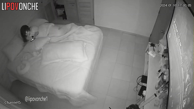 A feisty brunette with a curvy butt masturbates while listening to music