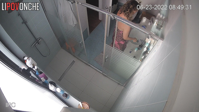 The sexy mommy forgot to close the bathroom door after getting completely naked