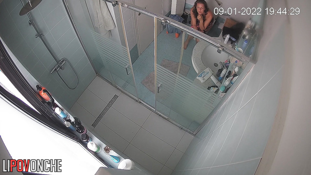 After going to the bathroom, the curly-haired mom bared her beautiful tits