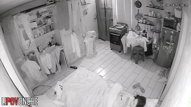 A bored brunette strokes her clitoris under the covers while watching porn